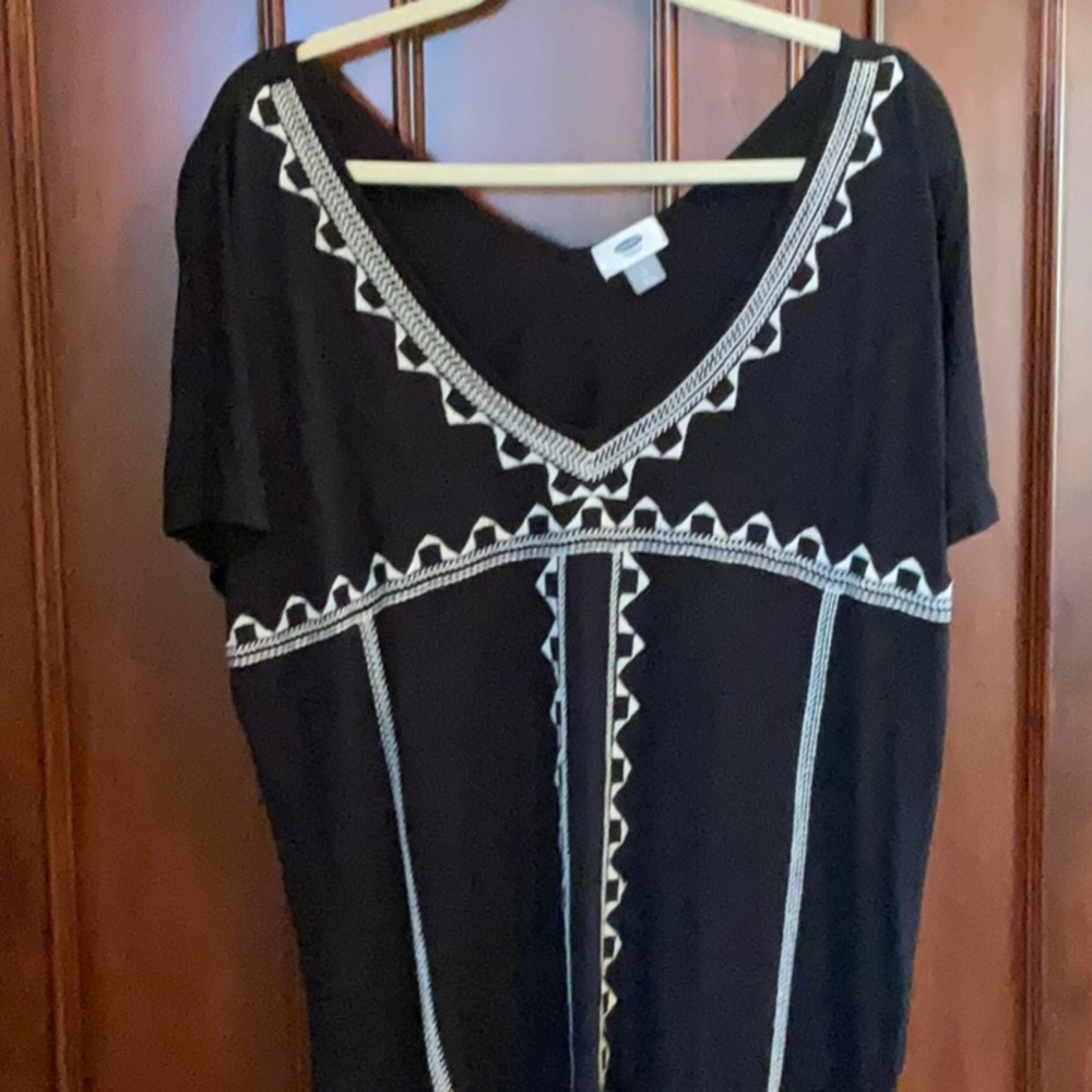 Old Navy Black w White Embroidered Deep Vee Neck blouse - Gorgeous!